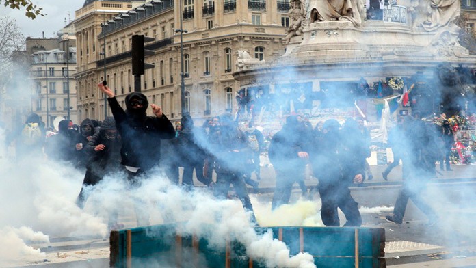 Demonštrácie v Paríži.
