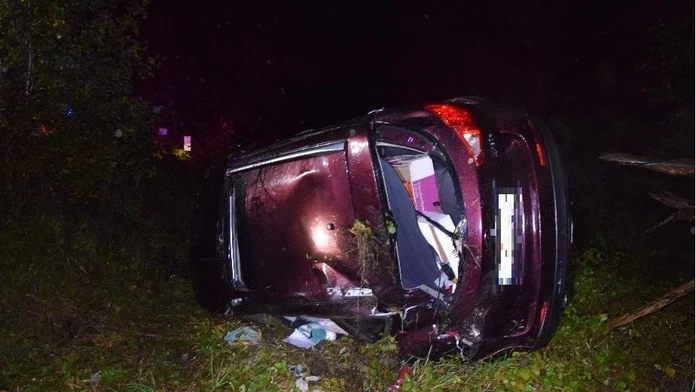 Havarované auto neďaleko Banskej Bystrice.