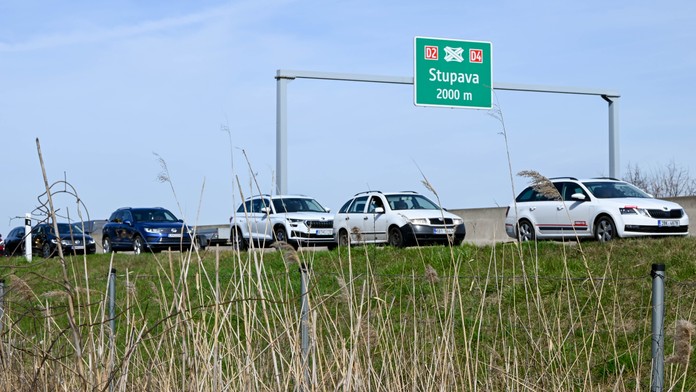 Kolóny v Bratislave. Na viacerých miestach je až hodinové zdržanie