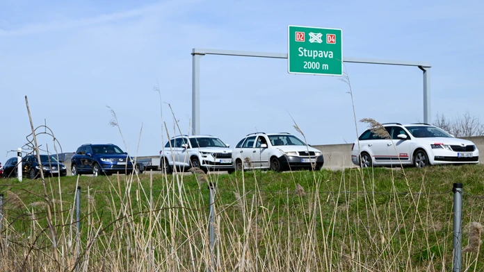 Kolóny v Bratislave. Na viacerých miestach je až hodinové zdržanie