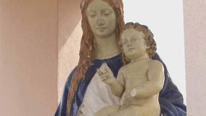 Poškodená socha Panny Márie v Nemčiňanoch