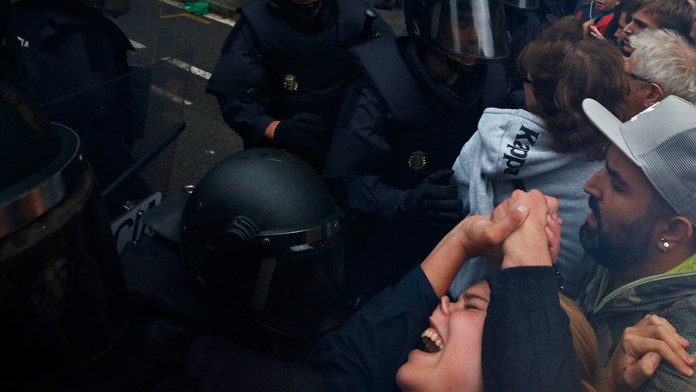 Políca sa snaží zabrániť Kataláncom v účasti na referende o nezávislosti.