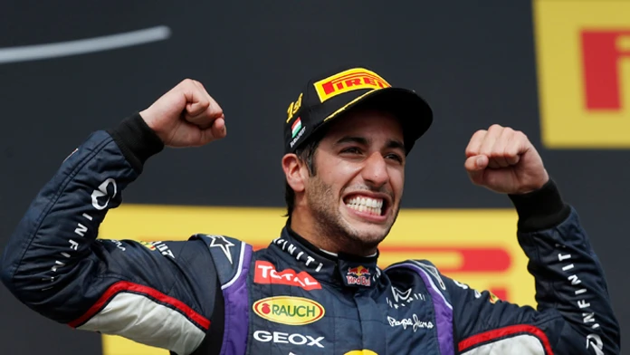  Austrálčan Daniel Ricciardo na monoposte Red Bull oslavuje viťazstvo na VC Maďarska. 