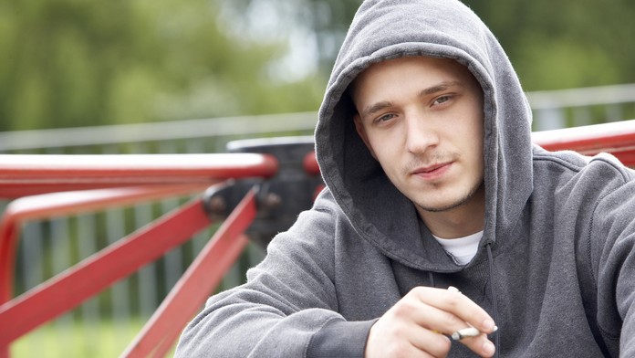 Tínedžer fajčí marihuanu (ilustračné foto).