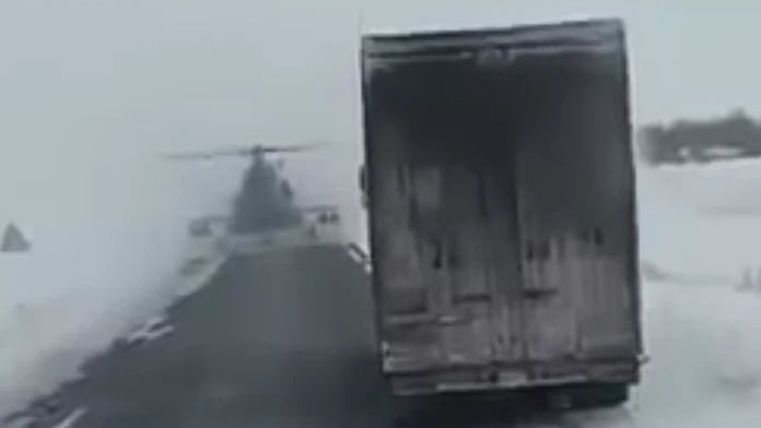 Z hmly sa vynorila bojová helikoptéra.