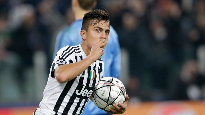Paulo Dybala na archívnej snímke oslavuje gól do siete Bayernu Mníchov v dueli LM.