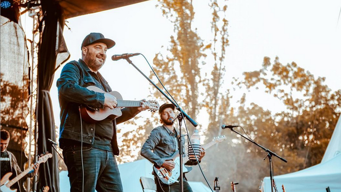Kouč Argentíny Diego Maradona kľačí po skončení tréningu počas MS 2010.