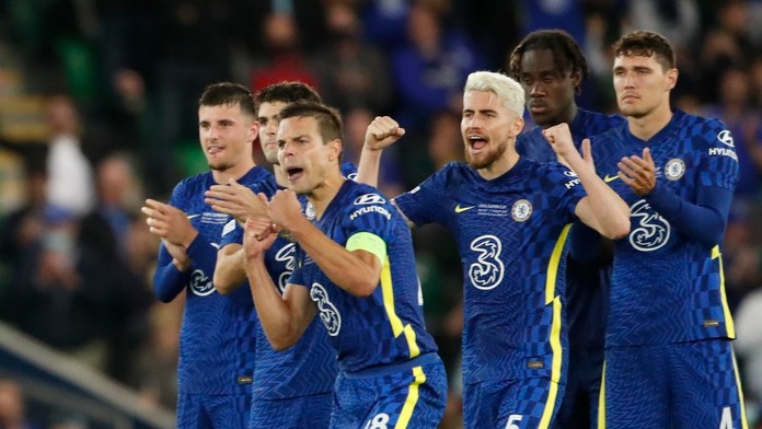 Hráči Chelsea sa radujú po premenej penalte.