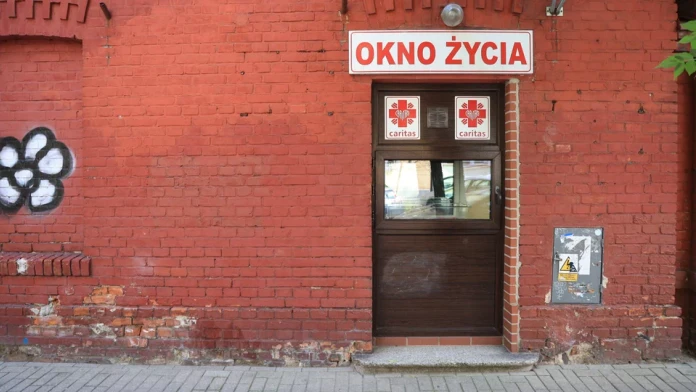 Šokujúce rozhodnutie rodičov z Poľska. Opustili svoju šesťročnú dcéru, nechali ju v hniezde záchrany