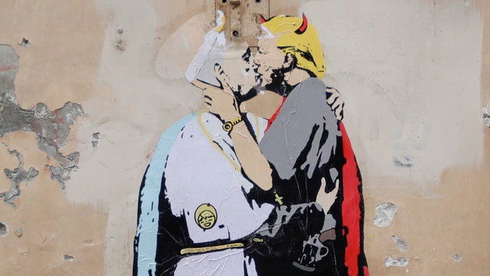 Graffiti zobrazujúce pápeža Františka ako sa bozkáva s diablom nápadne pripomínajúcim amerického prezidenta.