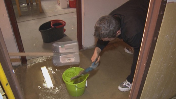 V činžiaku na juhu Slovenska ľuďom smradľavá splašková voda zaplavuje pivnicu aj byty.