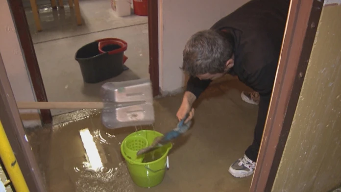 V činžiaku na juhu Slovenska ľuďom smradľavá splašková voda zaplavuje pivnicu aj byty.