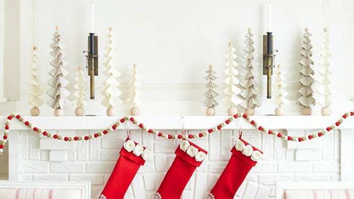 Klasická červená dekorácia je doplnená netradičnými stromčekmi.