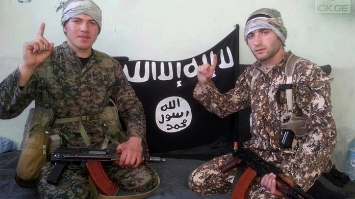 Na snímke z roku 2015 Muslim Kuštanašvili (vpravo) a Ramzan Baghakašvili pózujú na fotografii v Sýrii, ktorú zaslali svojim rodi
