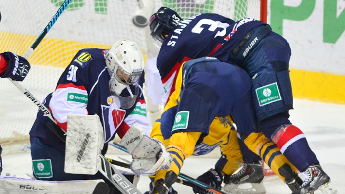 Vľavo brankár Slovanu Samuel Baroš, vpravo Martin Štajnoch (Slovan) a uprostred Vadim Chlopotov (Atlant) 