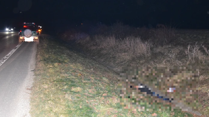 Po zrážke s autom pri Rožňave zomrel chodec.