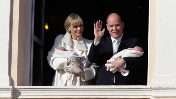 Monacká kňažná Charlene a knieža Albert II. držia v náručí dvojčatá, ktoré prvýkrát ukázali ľuďom.