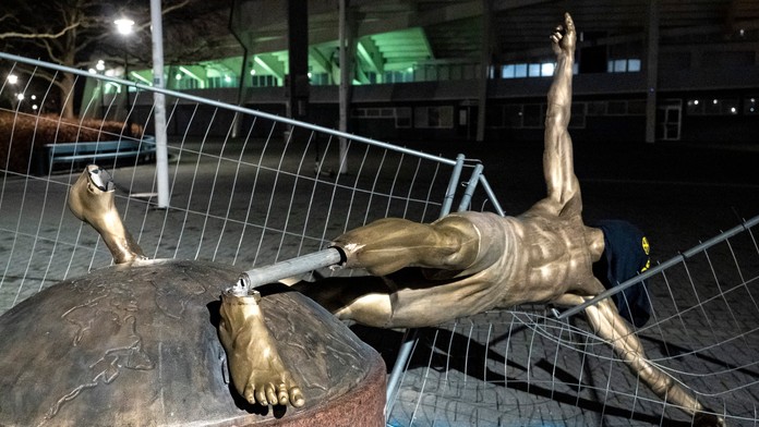 Zlatanovu sochu odpílili.