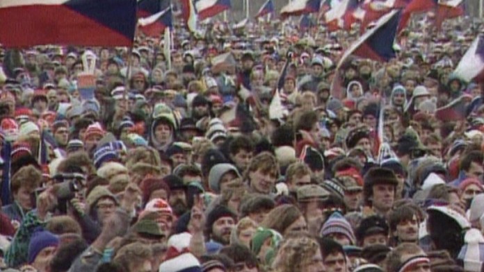 Nežná revolácia na archívnej fotografii.