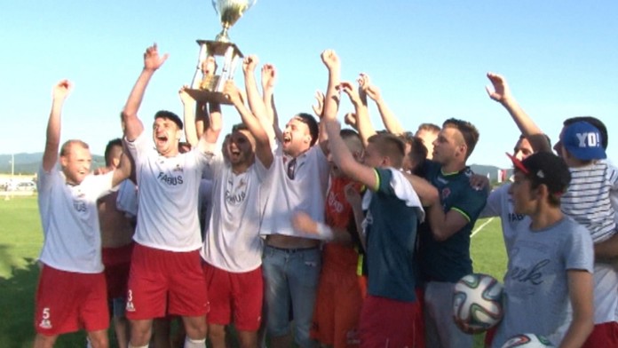 Futbalisti z Borčíc oslavujú postup do II. ligy.