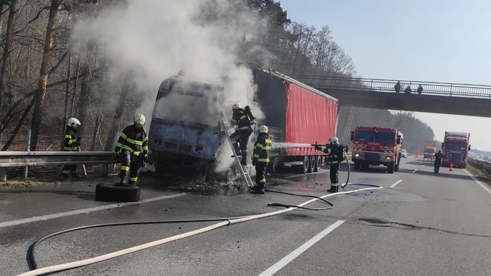 Jeden pruh D2 odstavil kamión v plameňoch. Vodiči musia rátať s obmedzením