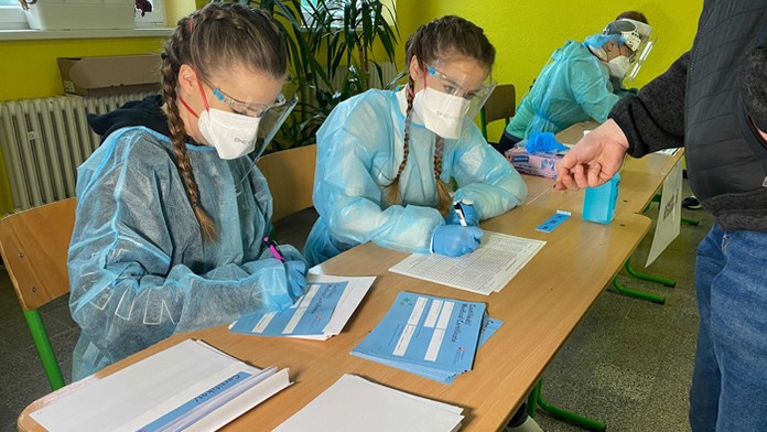 Regál s tovarom, ktorý sa nemá predávať v potravinách v obchodnom centre v Košiciach.