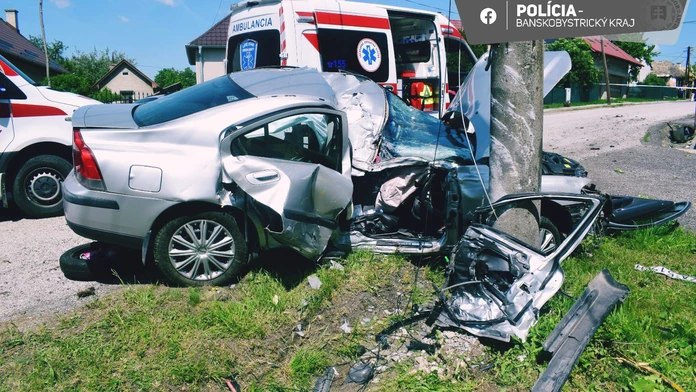 Vodič narazil autom do elektrického stĺpu. 