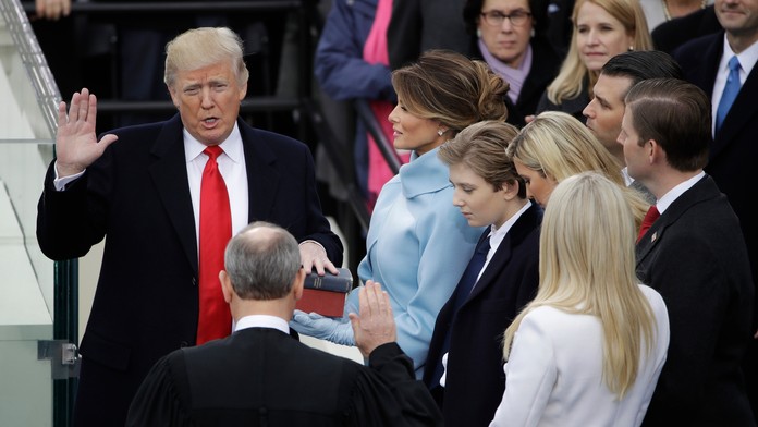 Donald Trump skladá prísahu ako 45. prezident Spojených štátov amerických.