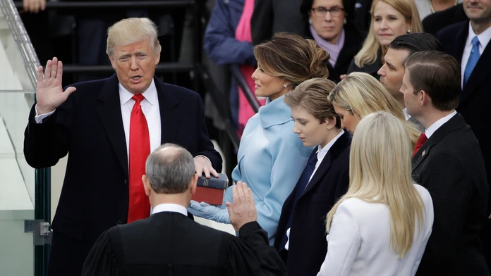 Donald Trump skladá prísahu ako 45. prezident Spojených štátov amerických.