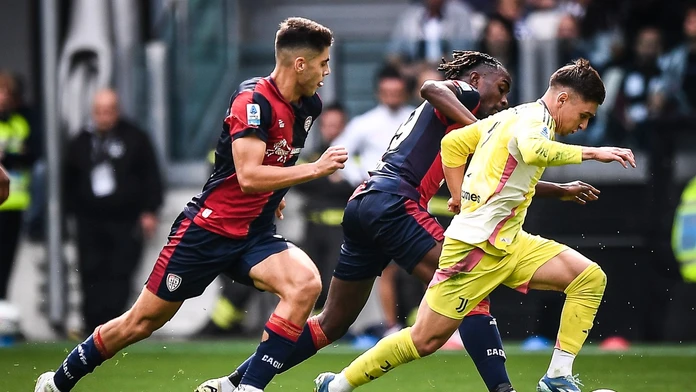 Vo Fiorentine dve červené a tri zahodené penalty. Obert ubránil Juventus, jeho Cagliari uhralo cenný výsledok