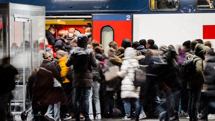 Švajčiarsko sprísni protipandemické opatrenia v celej krajine.