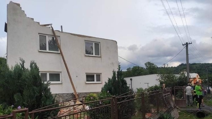 Poškodený dom po tornáde.