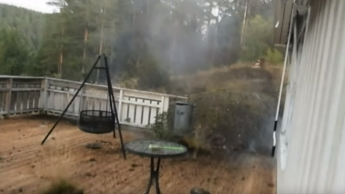 Blízko neho udrel blesk. 