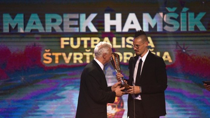 Marek Hamšík (vpravo) si preberá trofej Futbalista roka z rúk Jozefa Barmoša.