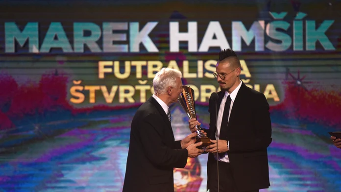 Marek Hamšík (vpravo) si preberá trofej Futbalista roka z rúk Jozefa Barmoša.