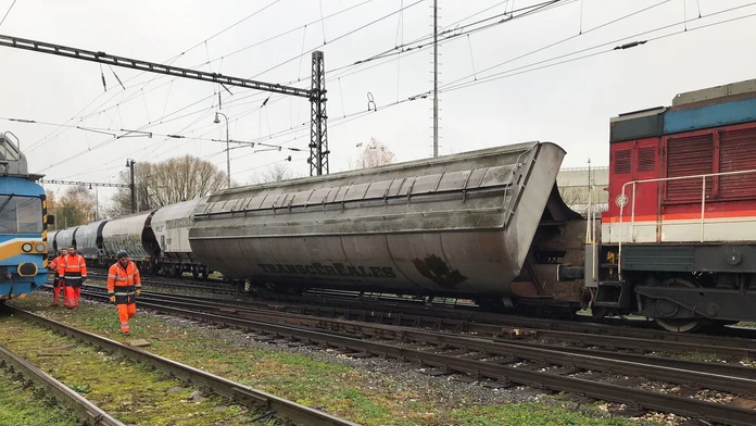 Po vykoľajení vlaku budú v úseku Palárikovo - Tvrdošovce jazdiť rýchlosťou 50 kilometrov za hodinu