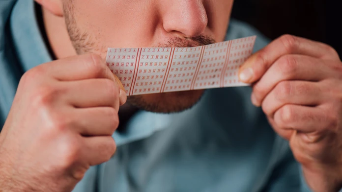 Vyhral jackpot bez toho, aby stavil. Na muža sa nečakane usmialo šťastie