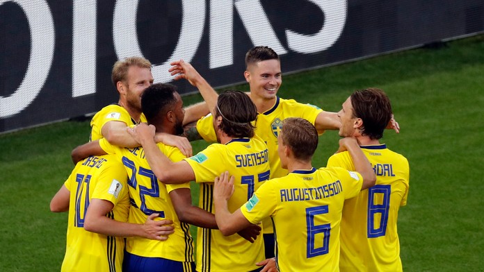 Švédski hráči oslavujú gól proti Mexiku na MS 2018.