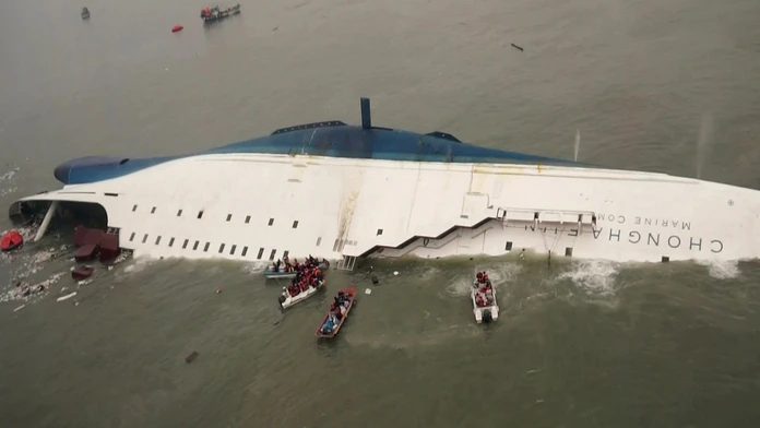 Vyzdvihnutie trajektu Sewol.