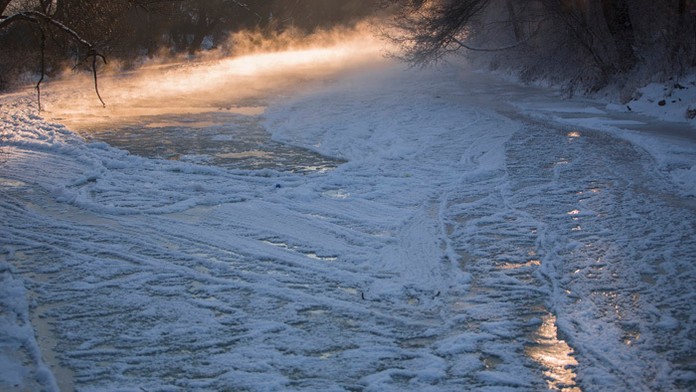 Zamrznutá rieka Hron pri Podbrezovej.