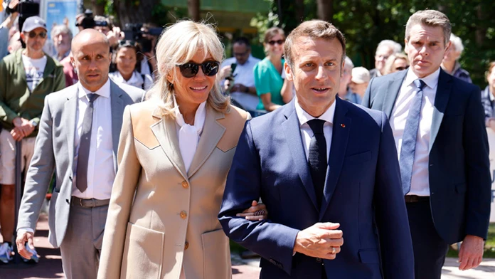 Macron nemá po prvom kole volieb istú parlamentnú väčšinu.