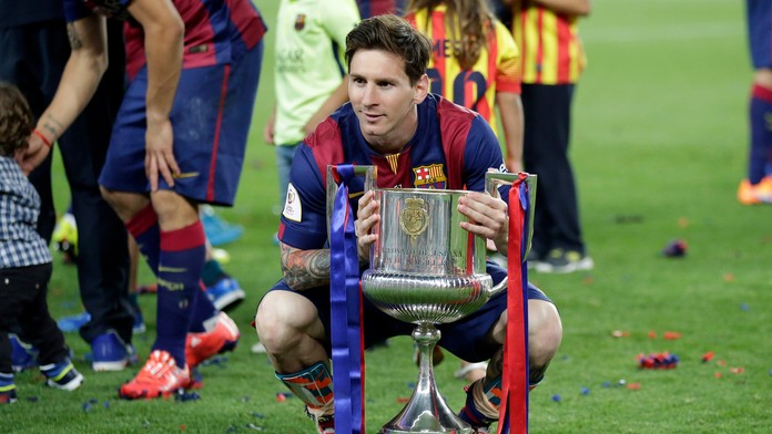 Messi pózuje so zaslúženým Kráľovským pohárom.