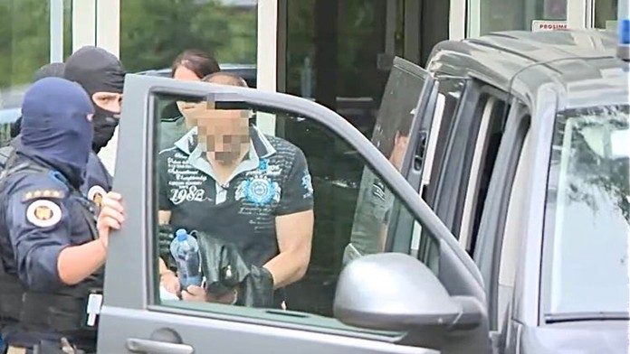 Doma mal celý arzenál a chcel zabíjať. Obvineného z terorizmu vzali do väzby