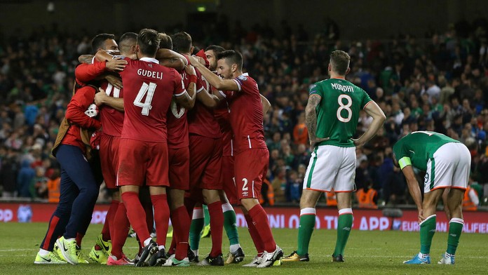 Srbskí hráči oslavujú kvalifikačný triumf na pôde Írska.