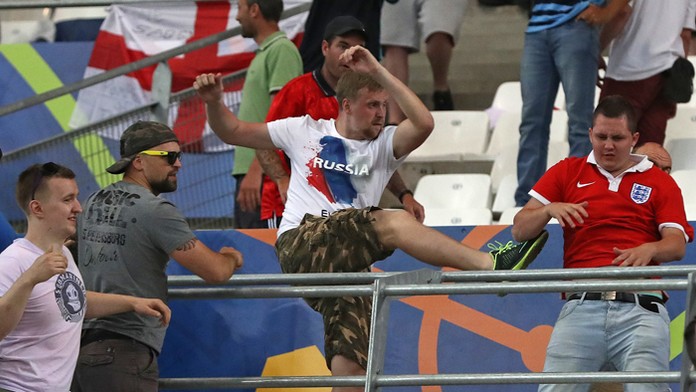 Ruský fanúšik kope anglického po zápase medzi ich krajinami na EURO 2016.