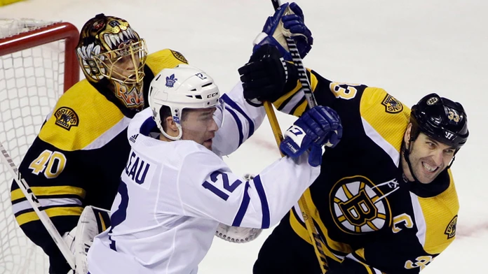 Hokejisti Bostonu Bruins s kapitánom Zdenom Chárom vstúpili do play off NHL víťazne.