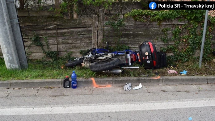 Muž neprežil náraz motorky do stĺpu.