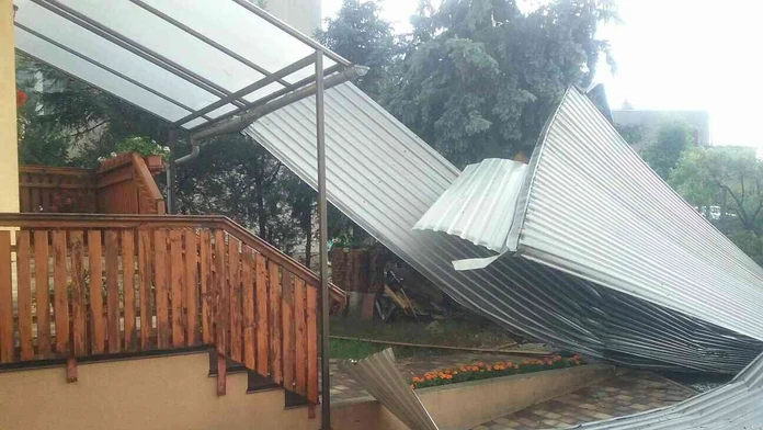 GALÉRIA: Búrková smršť spôsobila v Rimavskej Sobote materiálne škody
