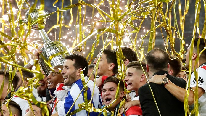 Hráči River Plate oslavujú s trofejou pre víťaza Pohára osloboditeľov.