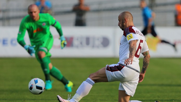 Na snímke vpravo Michal Breznaník (Podbrezová) strieľa gól na 2:0